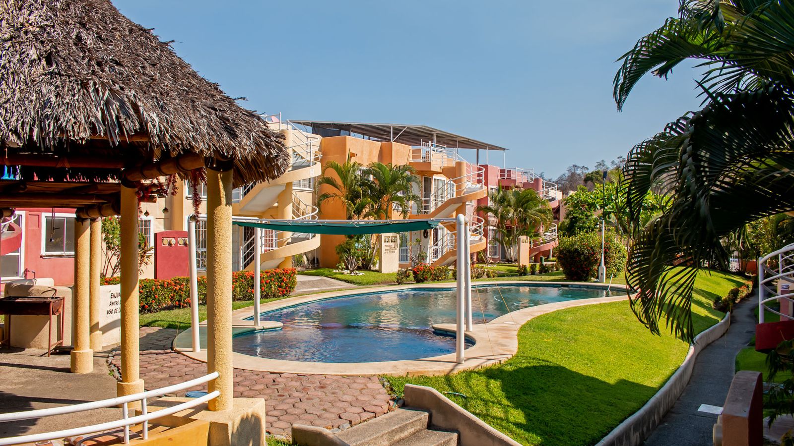 Palapa y alberca del condominio de Casa Flamingo 35, en Ixtapa